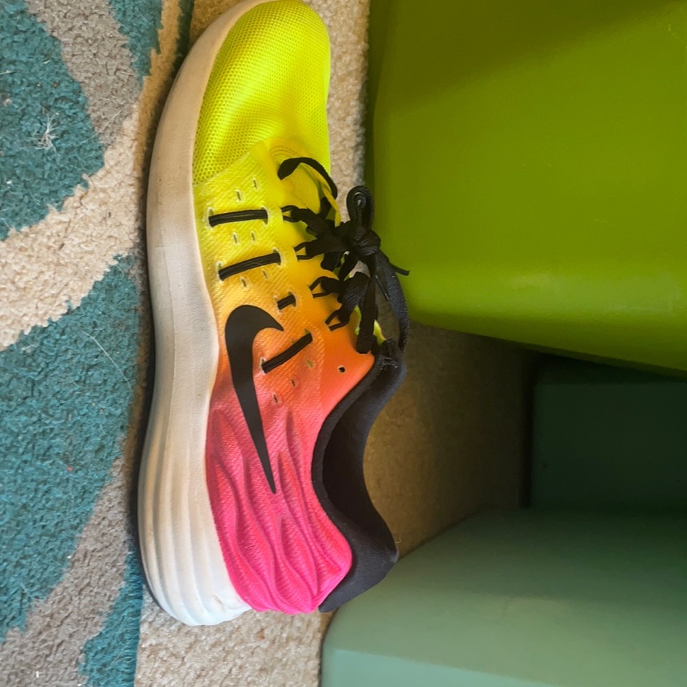 Tennis shoes